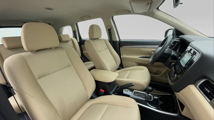 MITSUBISHI OUTLANDER-Right Side Front Door Cabin View