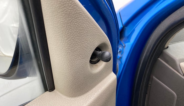 2013 Toyota Etios Liva V, Petrol, Manual, 86,000 km, Left rear-view mirror - ORVM knob broken and not working