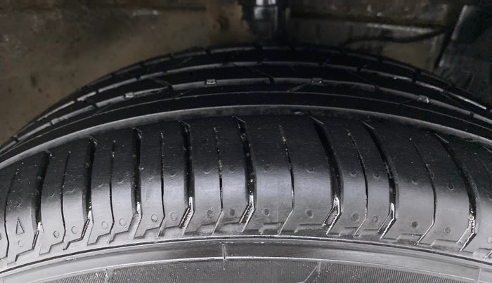 2018 Maruti Ciaz 1.4 S, Petrol, Manual, 62,849 km, Right Front Tyre Tread