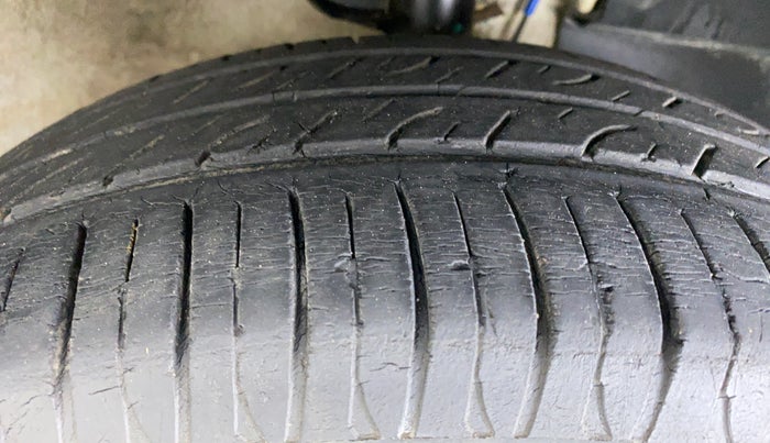 2016 Mahindra Kuv100 K6 6 STR, Petrol, Manual, 36,201 km, Right Front Tyre Tread