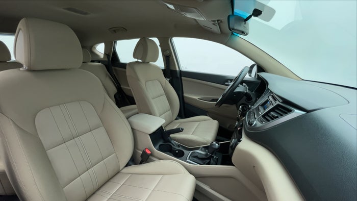 HYUNDAI TUCSON-Right Side Front Door Cabin View