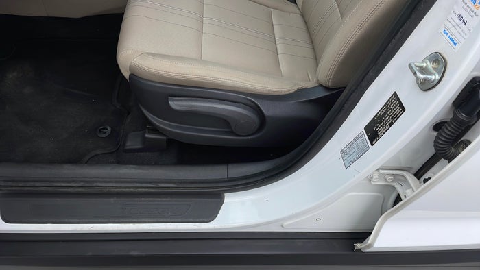 HYUNDAI TUCSON-Door Exterior LHS Front Door Beading Missing/Broken