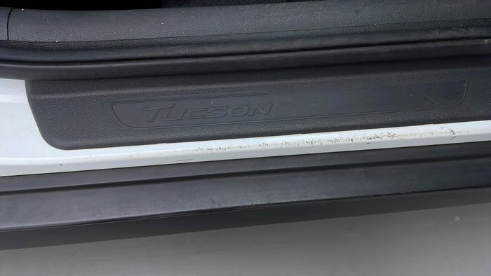 HYUNDAI TUCSON-Running Board RHS Scratch