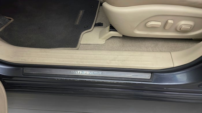 NISSAN PATHFINDER-Running Board LHS Scratch