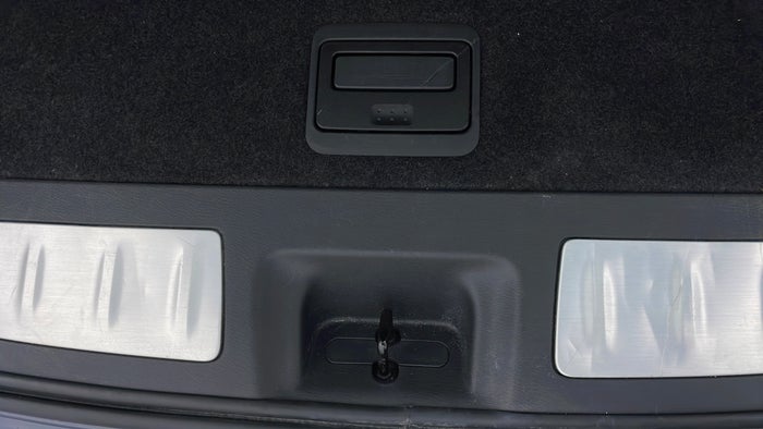 INFINITI QX60-Dicky /Boot Door Boot interior Scratch