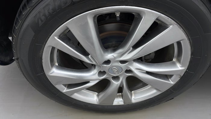 INFINITI QX60-Alloy Wheel RHS Rear Scratch