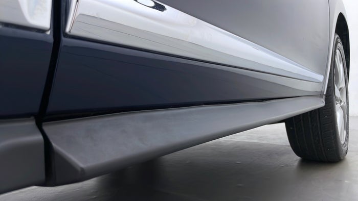 INFINITI QX60-Door Exterior RHS Front Trim broken/damaged
