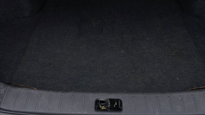 NISSAN SUNNY-Dicky /Boot Door Carpet Stain