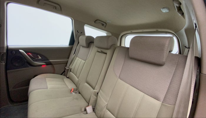 2015 Mahindra XUV500 W6, Diesel, Manual, 54,971 km, Right Side Rear Door Cabin