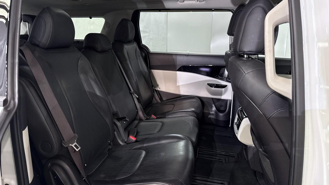 2022 Kia Carnival Platinum, Automatic, 38409 km, Right Side Rear Door Cabin View