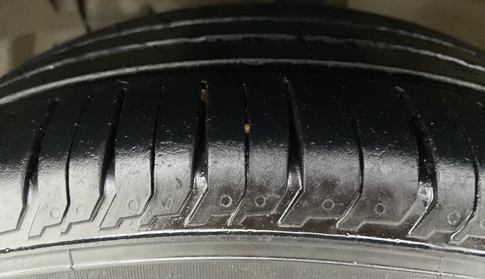 2014 Maruti Ciaz ZDI, Diesel, Manual, 1,25,015 km, Left Front Tyre Tread