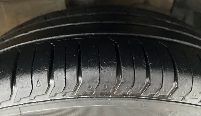 2014 Maruti Ciaz ZDI, Diesel, Manual, 1,25,015 km, Right Front Tyre Tread