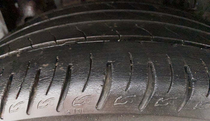 2019 Mahindra XUV300 W8 (O) 1.5 DIESEL, Diesel, Manual, 36,760 km, Left Rear Tyre Tread