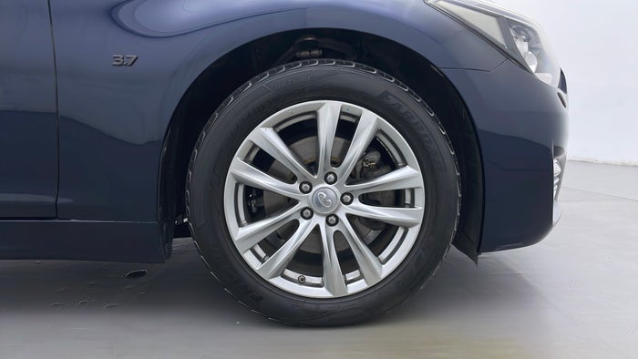INFINITI Q70-Right Front Tyre
