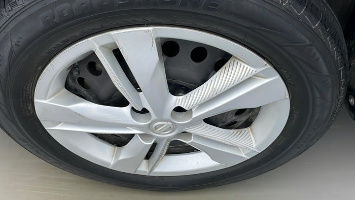 NISSAN KICKS-Wheel Cap LHS Front Scratch