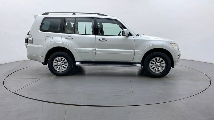 MITSUBISHI PAJERO-Right Side View