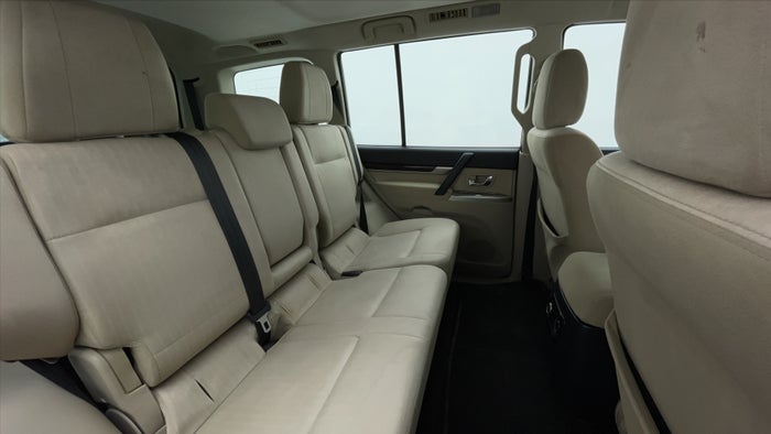 MITSUBISHI PAJERO-Right Side Door Cabin View