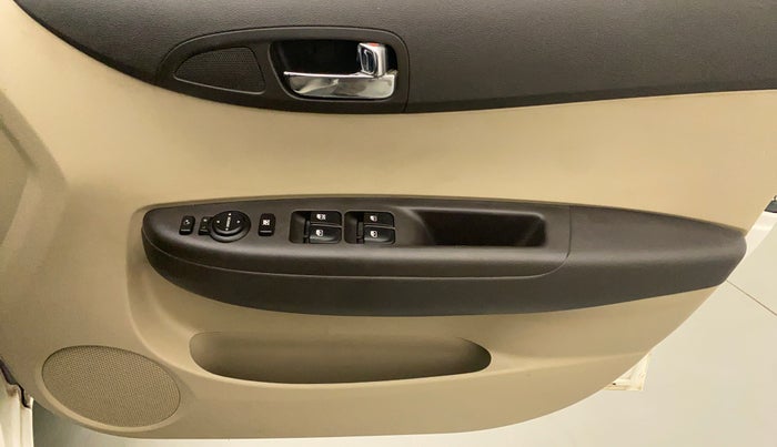 2013 Hyundai i20 MAGNA (O) 1.2, Petrol, Manual, 10,682 km, Driver Side Door Panels Control