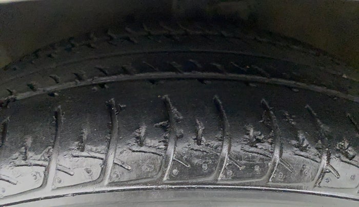 2014 Maruti Celerio VXI CNG D, CNG, Manual, 38,393 km, Left Front Tyre Tread