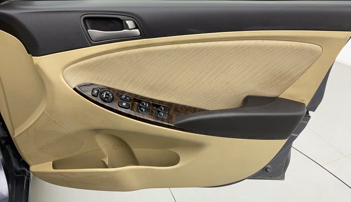 2016 Hyundai Verna FLUIDIC 1.6 VTVT S AT, Petrol, Automatic, 94,196 km, Driver Side Door Panels Control