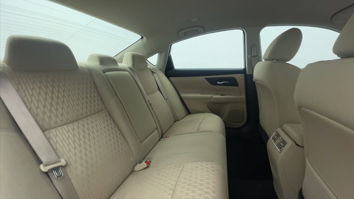 NISSAN ALTIMA-Right Side Door Cabin View