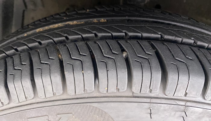 2016 Maruti Swift VXI D, Petrol, Manual, 52,664 km, Left Front Tyre Tread