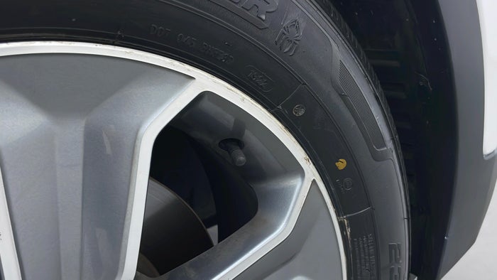 HYUNDAI SANTA FE-Alloy Wheel RHS Front Scratch