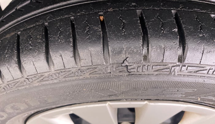 2011 Toyota Etios Liva G SP, Petrol, Manual, 22,194 km, Left front tyre - Minor crack