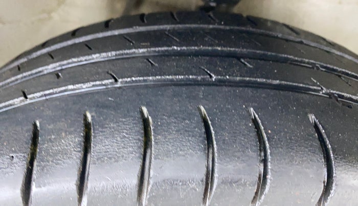 2015 Maruti Alto K10 LXI CNG, CNG, Manual, 80,208 km, Right Front Tyre Tread