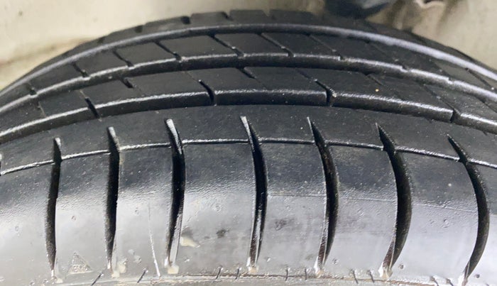 2015 Maruti Alto K10 LXI CNG, CNG, Manual, 80,208 km, Left Front Tyre Tread
