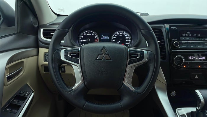 MITSUBISHI MONTERO SPORT-Steering Wheel Close-up