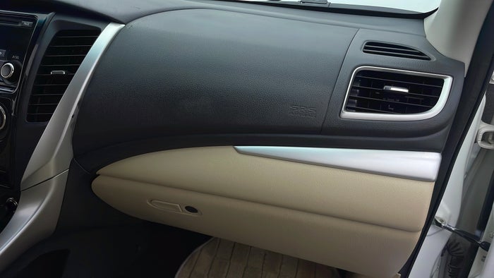 MITSUBISHI MONTERO SPORT-Dashboard Trim Scratch