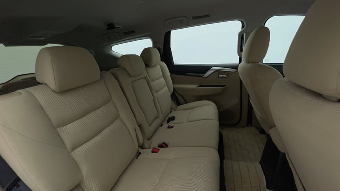 MITSUBISHI MONTERO SPORT-Right Side Door Cabin View