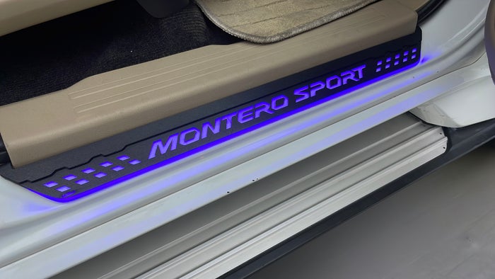 MITSUBISHI MONTERO SPORT-Running Board RHS Scratch