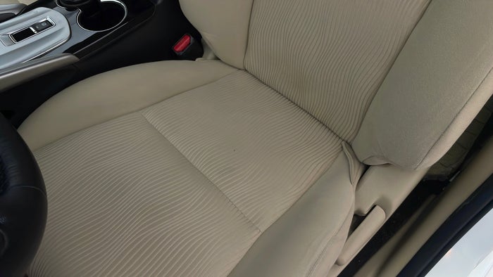 MITSUBISHI MONTERO SPORT-Seat LHS Front Stain