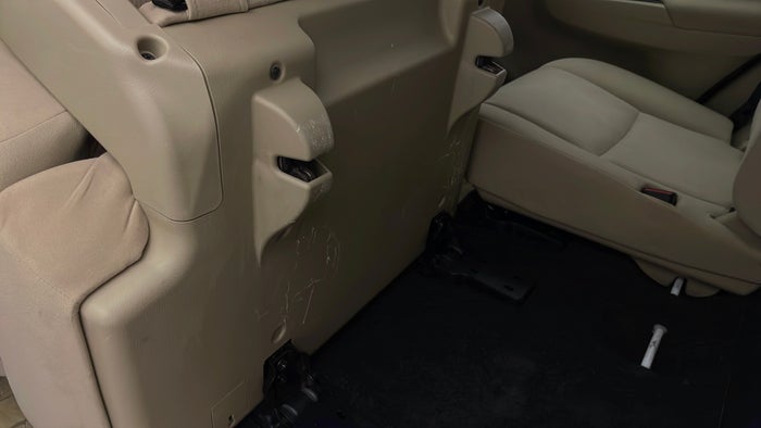 MITSUBISHI MONTERO SPORT-Seat 2nd row LHS Scratch