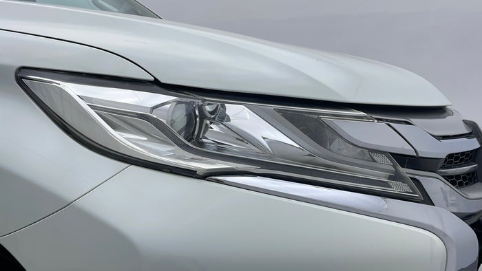 MITSUBISHI MONTERO SPORT-Head Light RHS Scratch