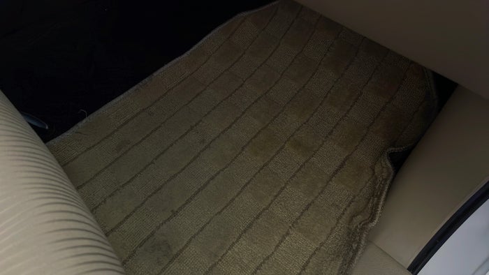 MITSUBISHI MONTERO SPORT-Flooring Front RHS Stain