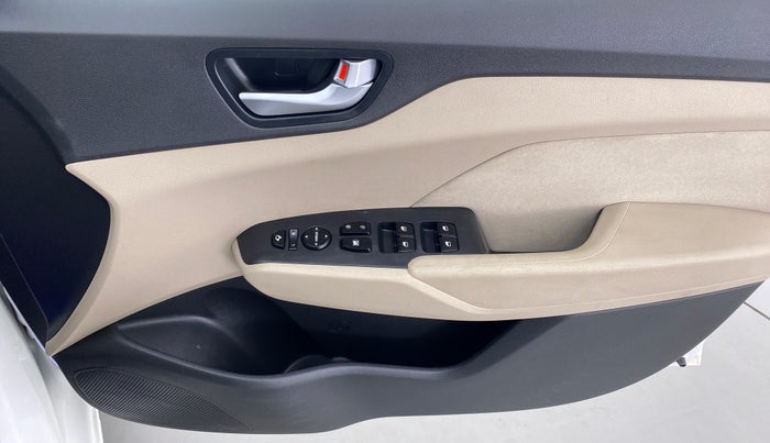 2018 Hyundai Verna 1.6 SX VTVT, Petrol, Manual, 49,112 km, Driver Side Door Panels Control