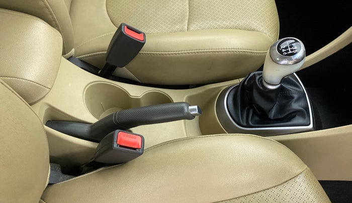 2015 Hyundai Verna FLUIDIC 1.6 SX CRDI, Diesel, Manual, 93,836 km, Gear Lever