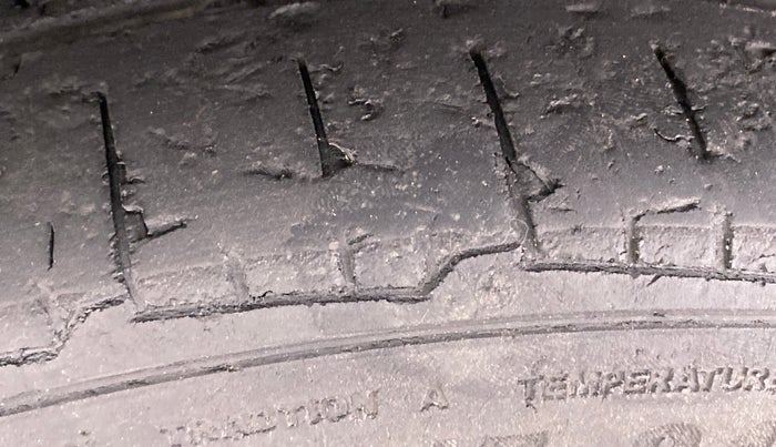 2015 Volkswagen Polo HIGHLINE1.5L DIESEL, Diesel, Manual, 90,513 km, Left front tyre - Minor crack