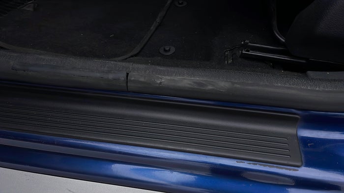 RENAULT DUSTER-Door Exterior LHS Front Door Beading Missing/Broken