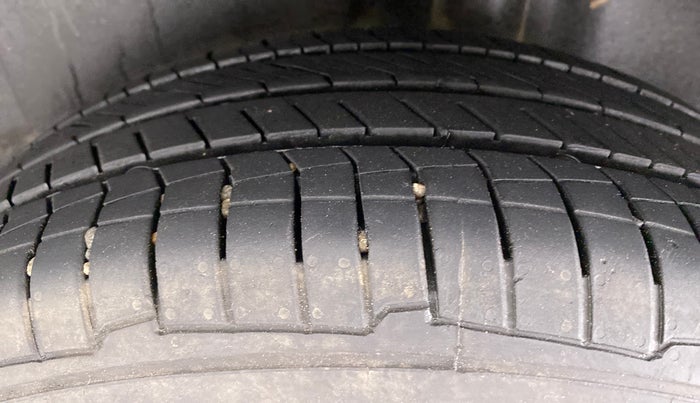 2017 Volkswagen Ameo HIGHLINE  PLUS 1.2, Petrol, Manual, 52,976 km, Left Rear Tyre Tread