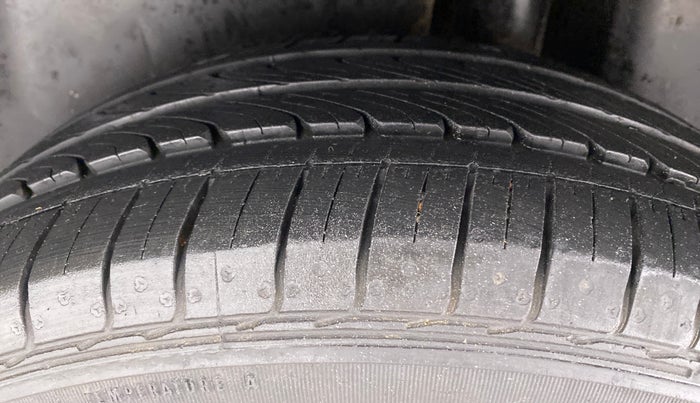2016 Maruti Ciaz VXI PLUS, Petrol, Manual, 30,382 km, Left Rear Tyre Tread