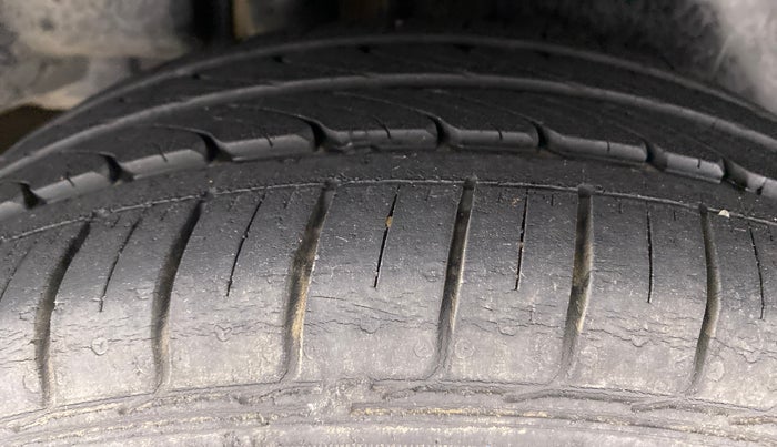 2016 Maruti Ciaz VXI PLUS, Petrol, Manual, 30,382 km, Right Rear Tyre Tread