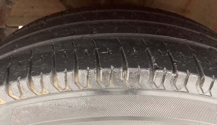 2018 Maruti Swift VXI D, Petrol, Manual, 28,547 km, Left Front Tyre Tread