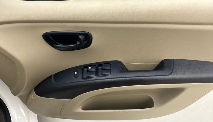 2015 Hyundai i10 MAGNA 1.1 IRDE2, Petrol, Manual, 27,420 km, Driver Side Door Panels Control