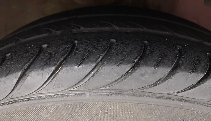 2017 Hyundai Eon ERA PLUS, Petrol, Manual, 60,289 km, Right Front Tyre Tread
