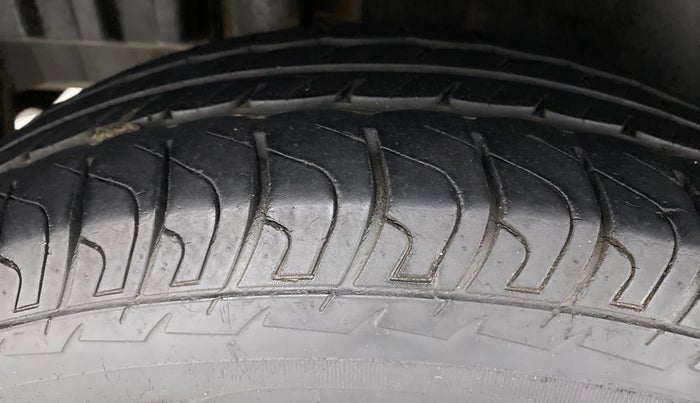 2014 Maruti Swift VXI D, Petrol, Manual, 28,379 km, Right Rear Tyre Tread