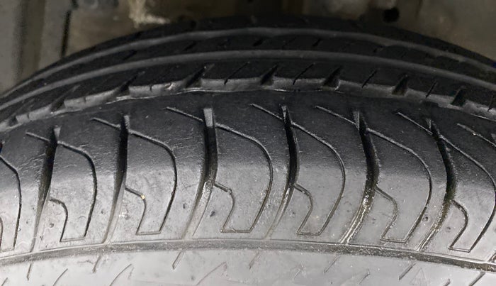 2014 Maruti Swift VXI D, Petrol, Manual, 28,379 km, Left Front Tyre Tread